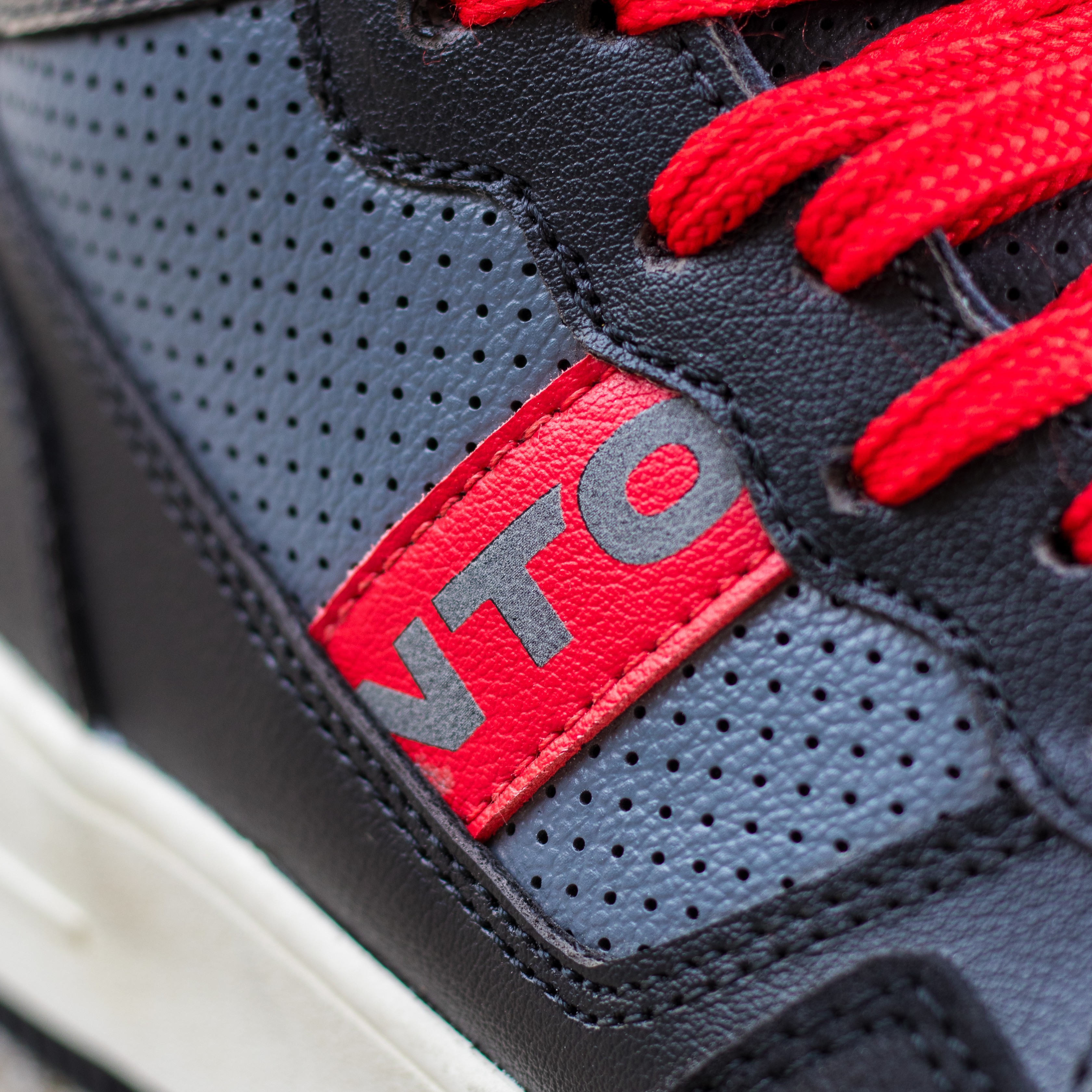 Sneaker NTO Commuter Hombre Negro / Rojo